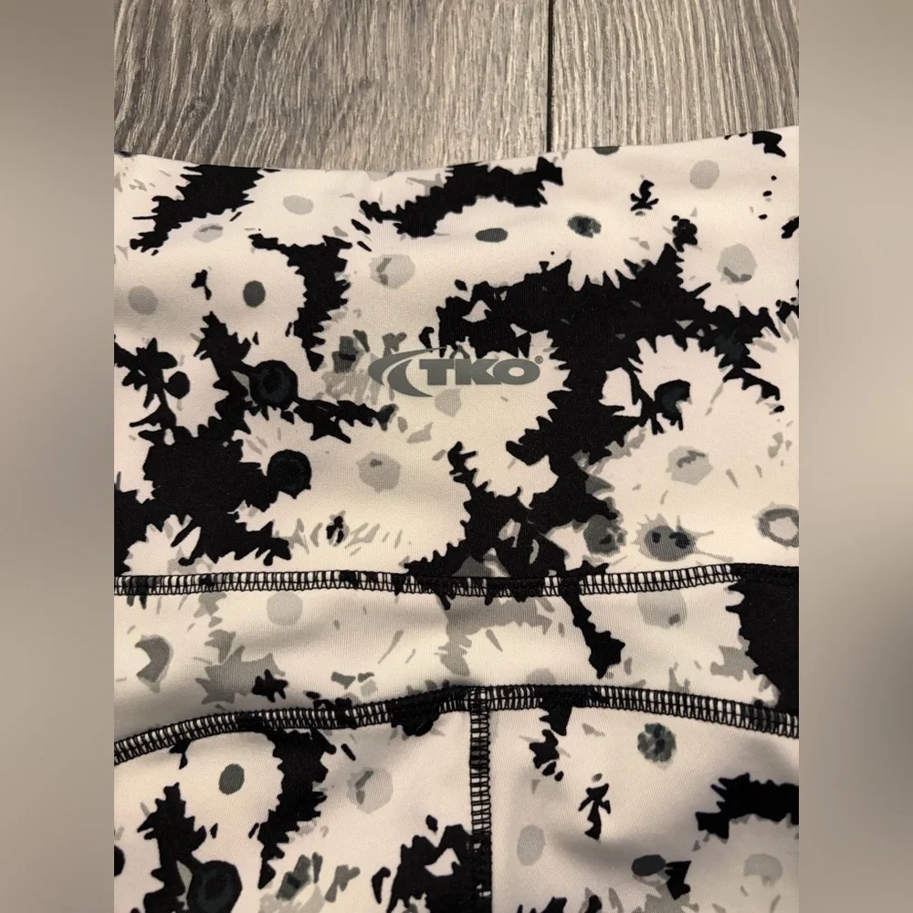 TKO Technical Knockout Black and White Floral High-Rise Biker Shorts Size L